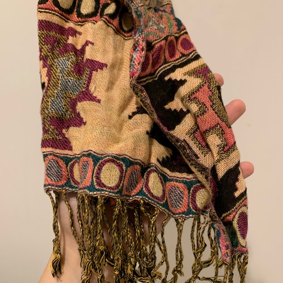 Forever 21 Green and Beige Aztec Print Scarf - Picture 3 of 4